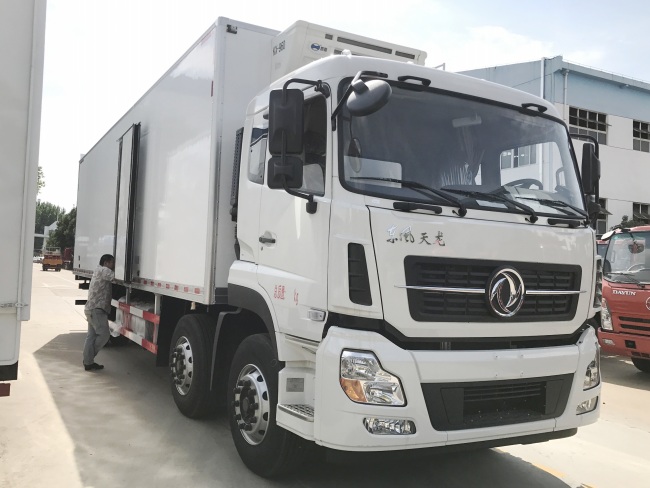 (Comprimento: 9,4 metros) Caminhão refrigerado Dongfeng Tianlong de três eixos