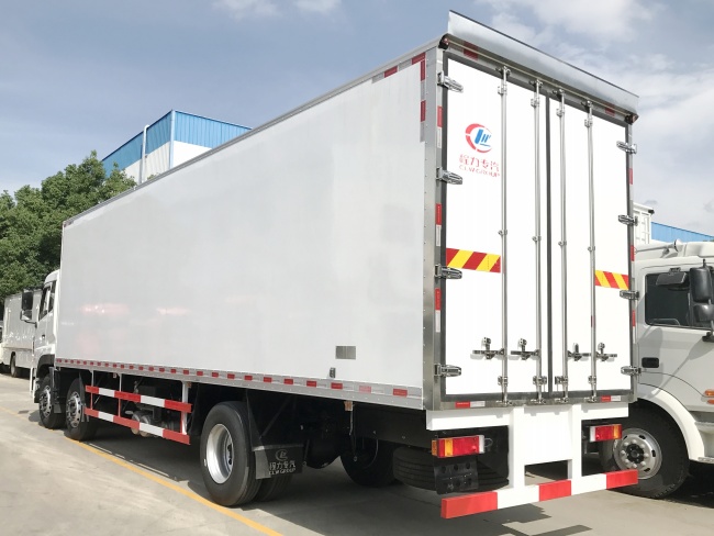(Comprimento: 9,4 metros) Caminhão refrigerado Dongfeng Tianlong de três eixos