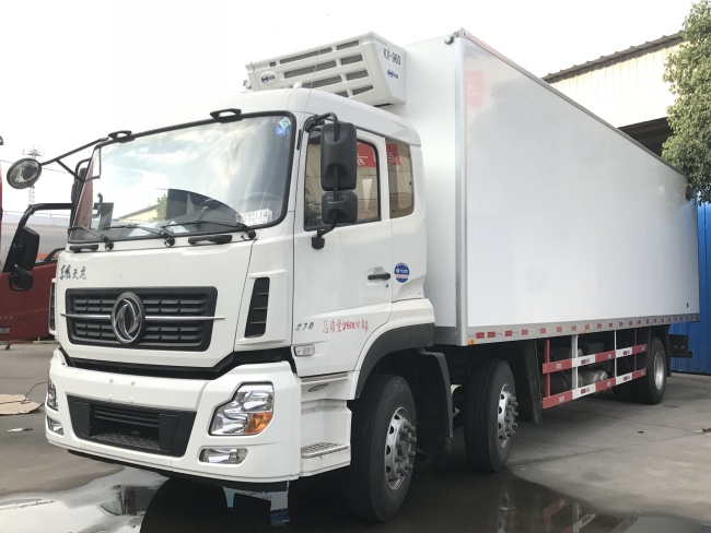 (Comprimento: 9,4 metros) Caminhão refrigerado Dongfeng Tianlong de três eixos