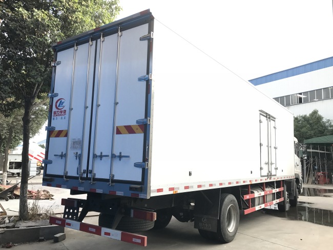 (Comprimento: 9,4 metros) Caminhão refrigerado Dongfeng Tianlong de três eixos