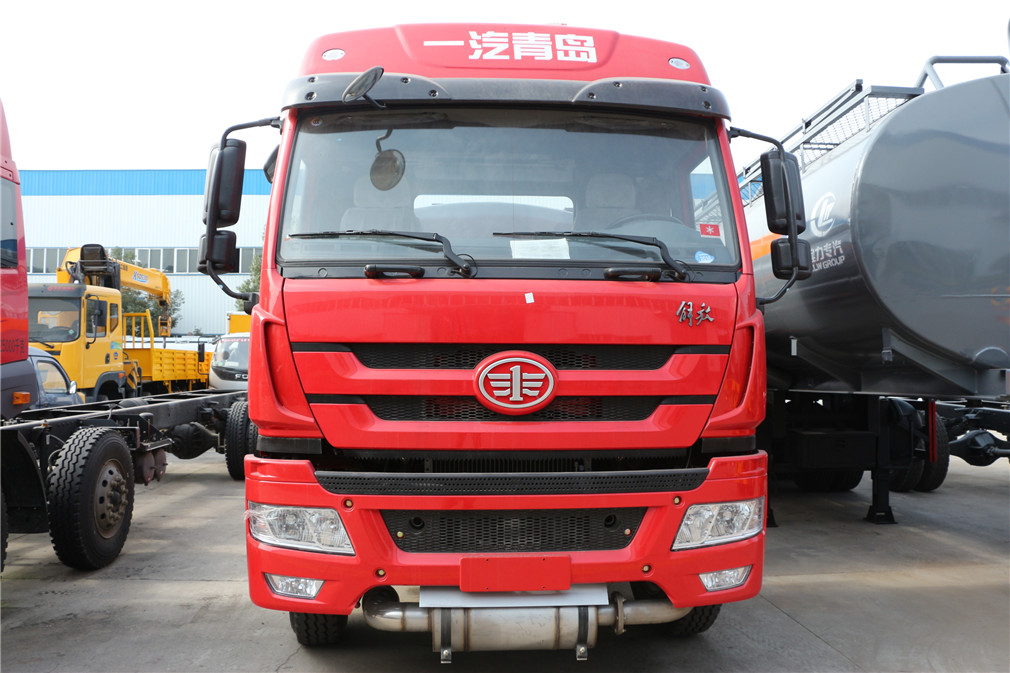 Veículo de transporte de mercadorias inflamáveis e corrosivas tanque traseiro e dianteiro de seis e quatro rodas Jiefang Huan V [20 cubicos]