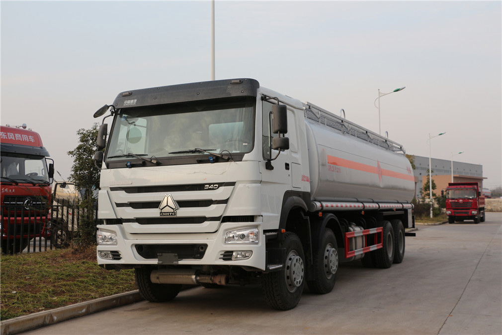 Tanque de petróleo de quatro eixos e oito rodas de carga pesada Shagang (30 metros cúbicos)
