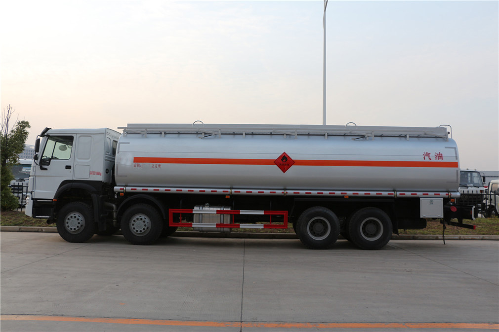 Tanque de petróleo de quatro eixos e oito rodas de carga pesada Shagang (30 metros cúbicos)
