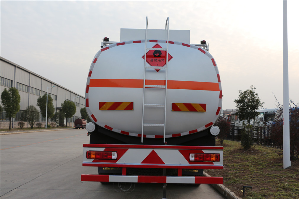 Tanque de petróleo de quatro eixos e oito rodas de carga pesada Shagang (30 metros cúbicos)