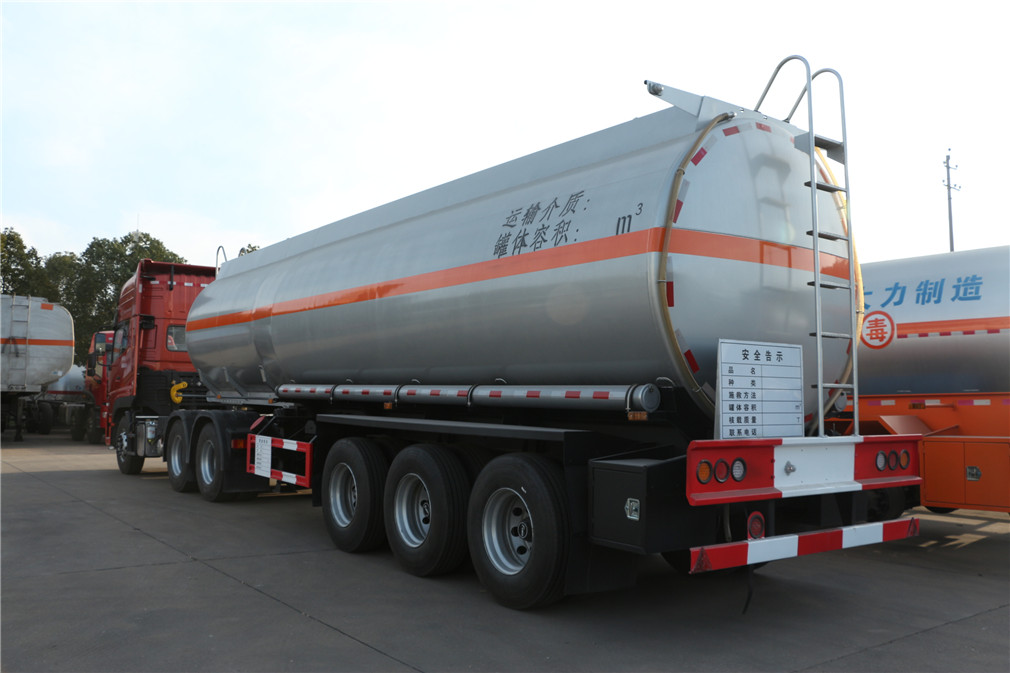 Caminhão semi-reboque de alumínio alloy de transporte de óleo Dongfeng Tianlong 3-eixos [42 metros cúbicos]