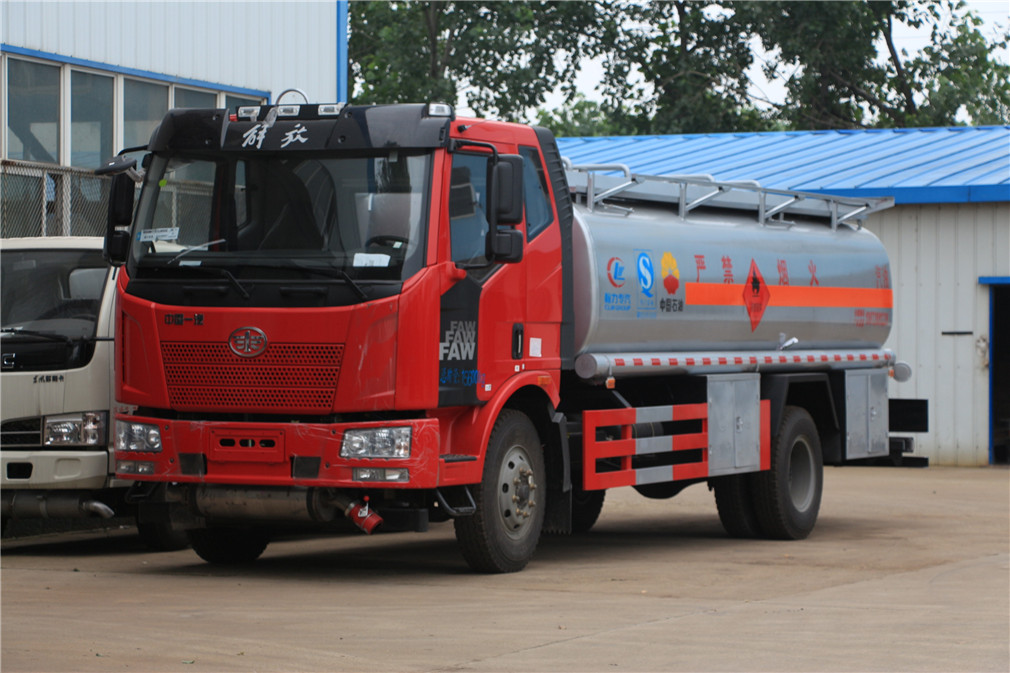 Caminhão tanque mono-eixado J6 para transporte de petróleo 【15 metros cúbicos】
