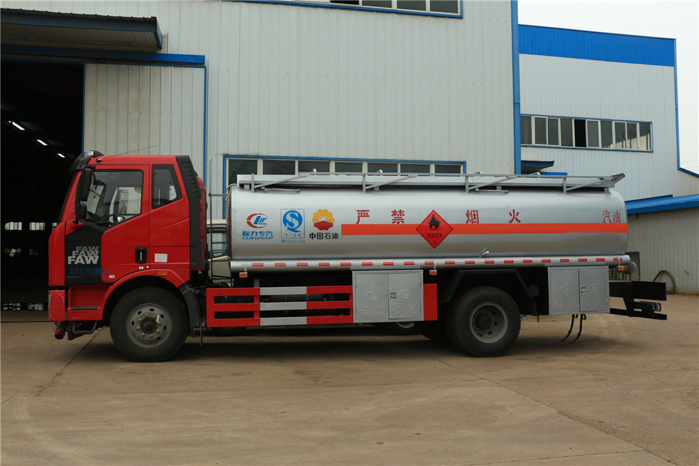 Caminhão tanque mono-eixado J6 para transporte de petróleo 【15 metros cúbicos】