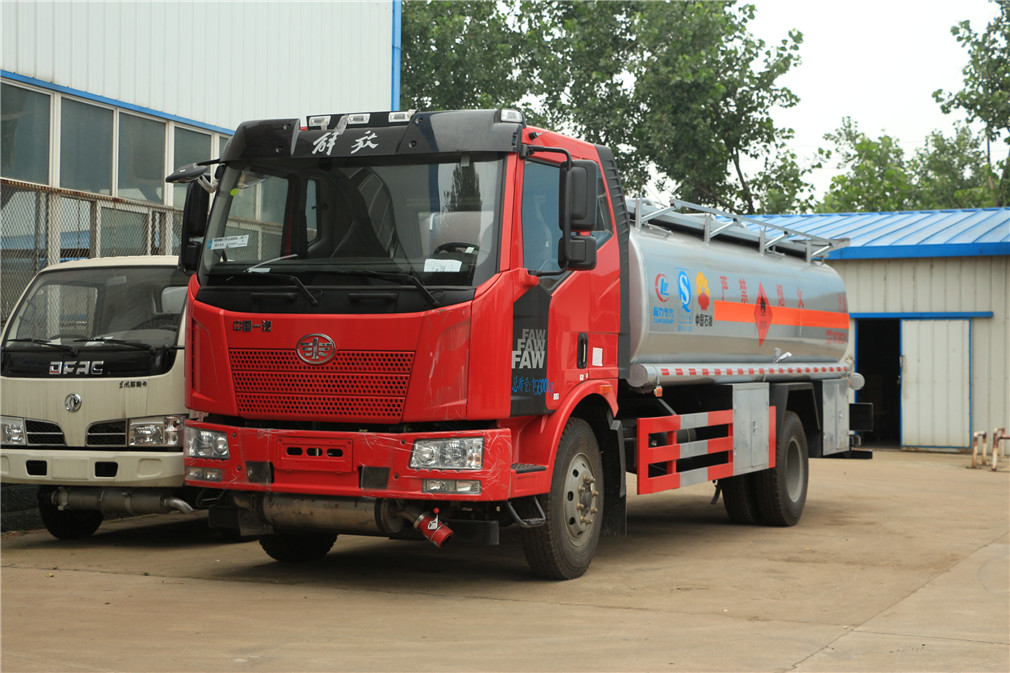 Caminhão tanque mono-eixado J6 para transporte de petróleo 【15 metros cúbicos】