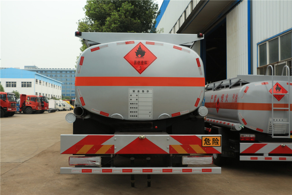Caminhão tanque mono-eixado J6 para transporte de petróleo 【15 metros cúbicos】