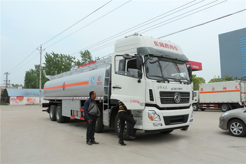 Caminhão Tanque Fronteiro Quatro-Eixos Traseiro Oito-Eixos Dongfeng [25 Metros Cúbicos] Tanque de Óleo
