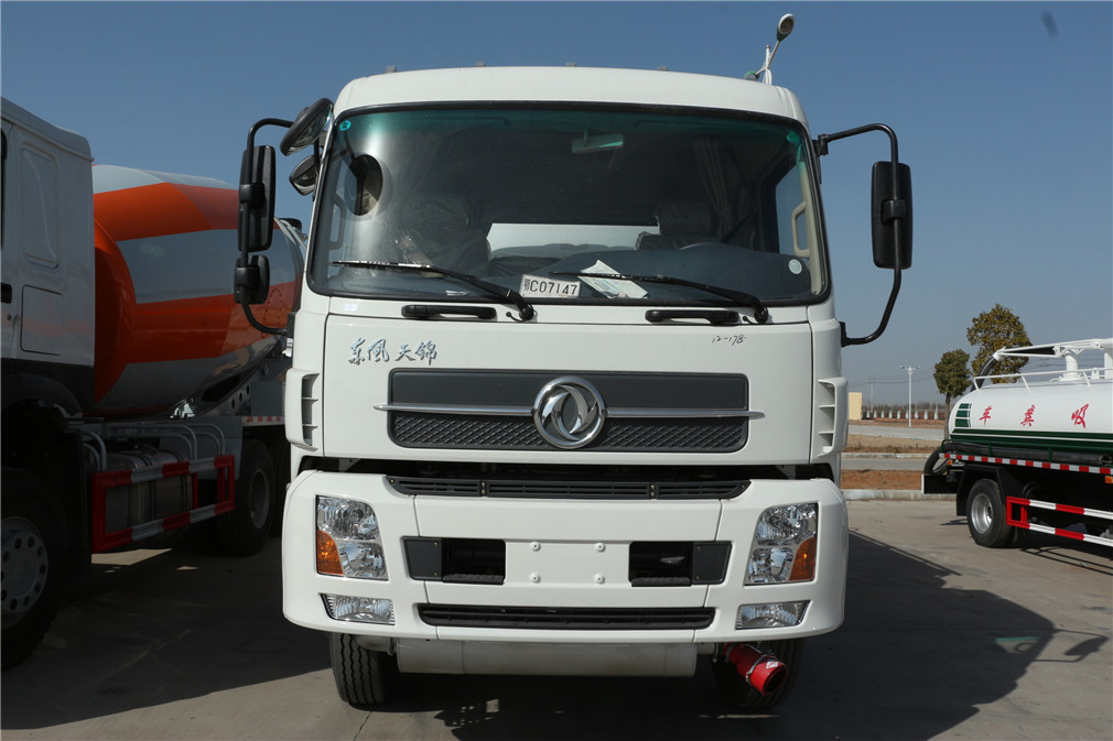 Veículo de Transporte de Óleo Pequeno Três-Eixos de Tianjin Dongfeng [20 Metros Cúbicos]