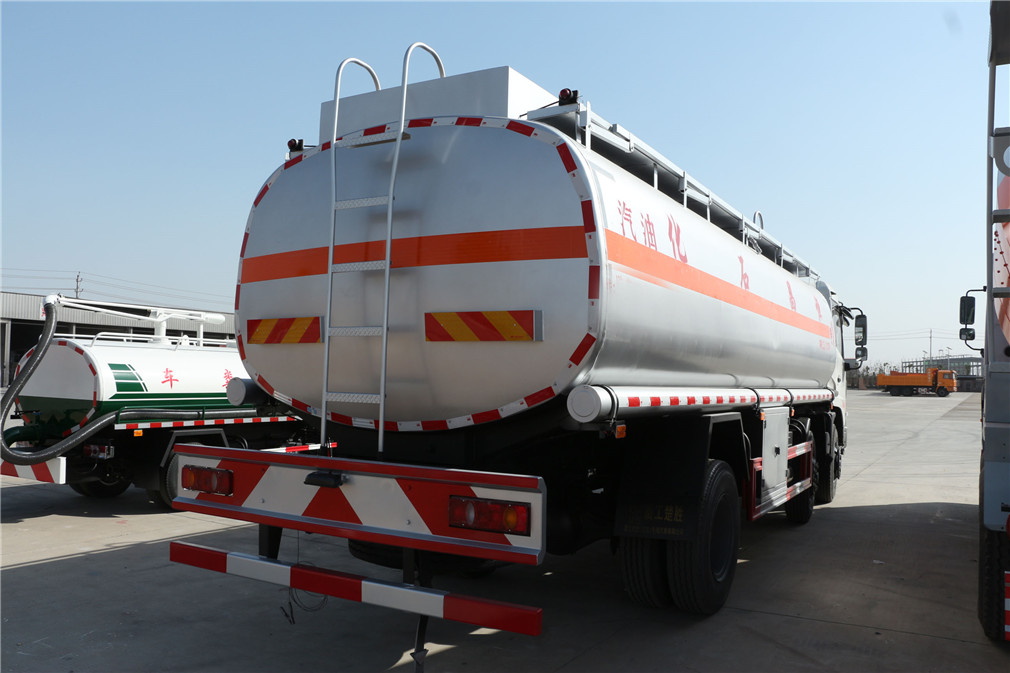 Veículo de Transporte de Óleo Pequeno Três-Eixos de Tianjin Dongfeng [20 Metros Cúbicos]