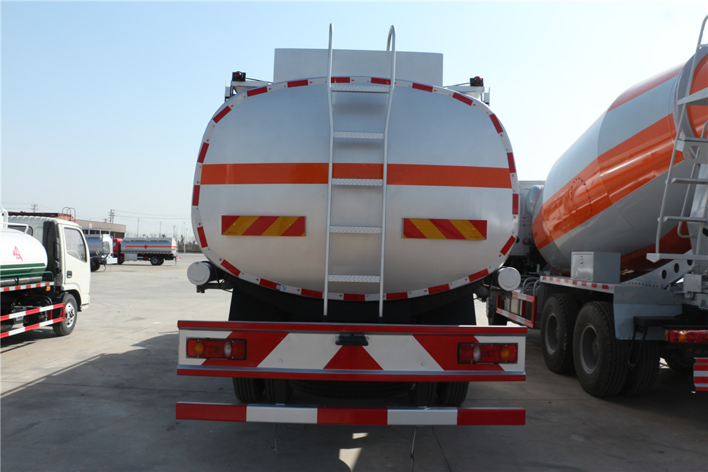Veículo de Transporte de Óleo Pequeno Três-Eixos de Tianjin Dongfeng [20 Metros Cúbicos]