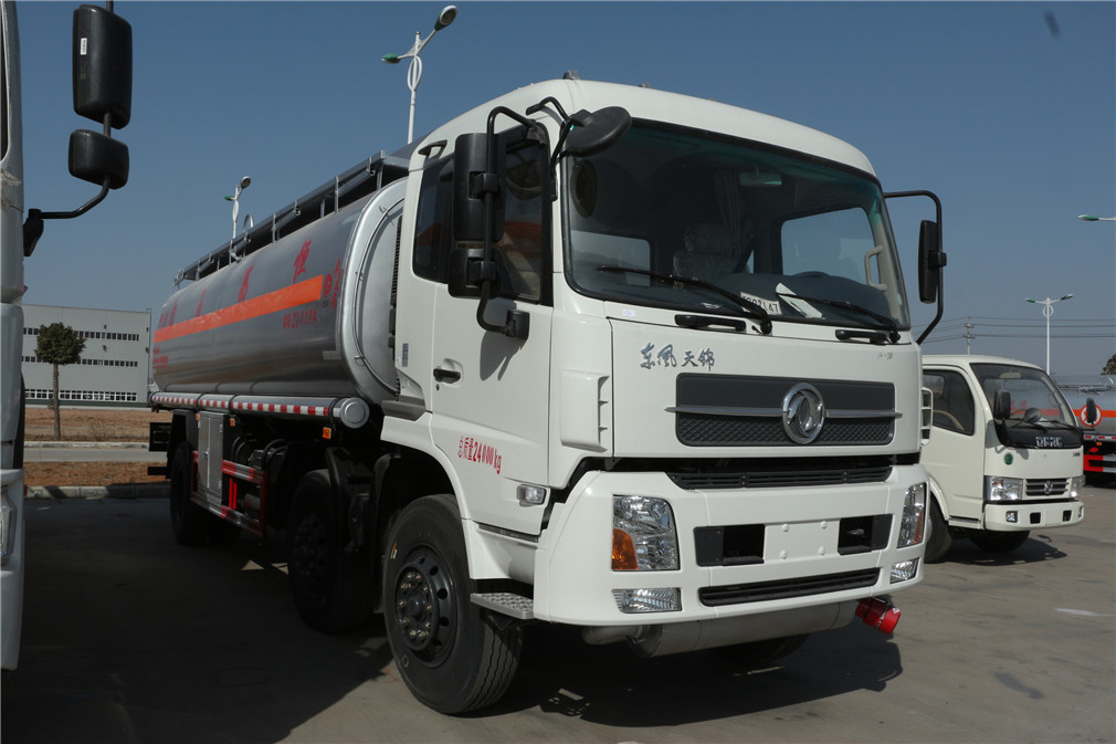 Veículo de Transporte de Óleo Pequeno Três-Eixos de Tianjin Dongfeng [20 Metros Cúbicos]