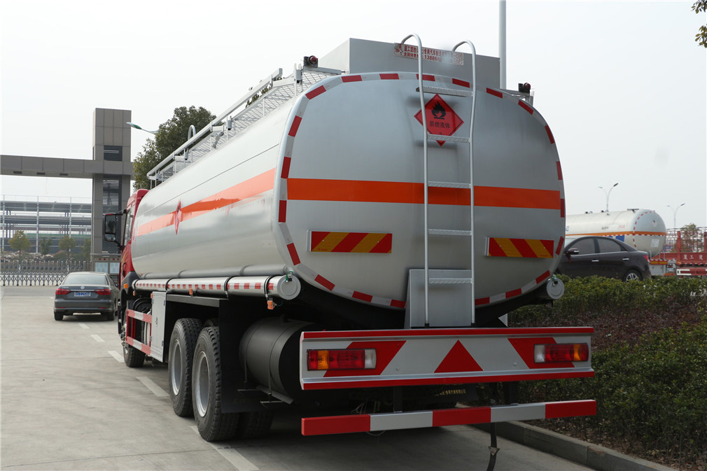 Após a libertação, um tanque rodoviário de 8 rodas [23 metros cúbicos]