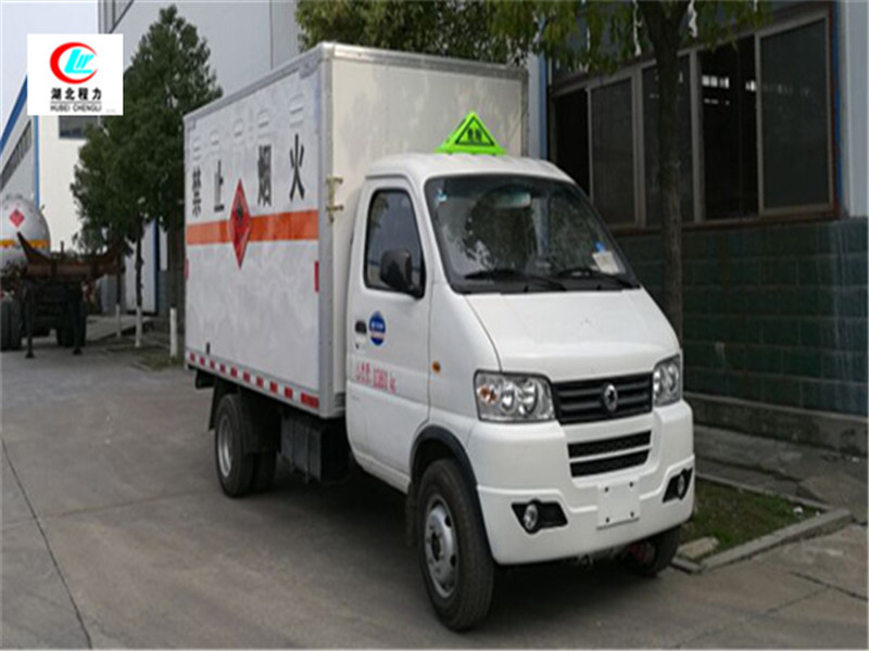 Veículo de transporte de líquido inflamável Dongfeng Junfeng de 3,3 metros, tipo caixa [Classe 3, Placa de Licença Azul]