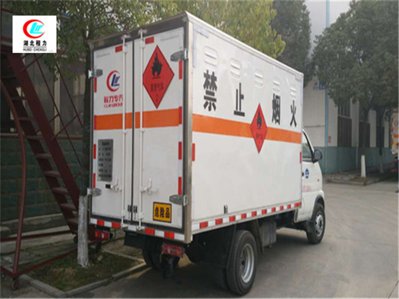 Veículo de transporte de líquido inflamável Dongfeng Junfeng de 3,3 metros, tipo caixa [Classe 3, Placa de Licença Azul]