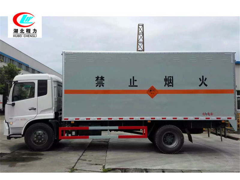 Veículo de transporte de líquido inflamável tipo caixa de 6,6 metros Dongfeng Tianjin [Classe III]