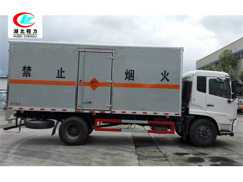 Veículo de transporte de líquido inflamável tipo caixa de 6,6 metros Dongfeng Tianjin [Classe III]
