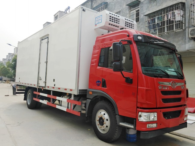 (Comprimento: 7,4 metros) Caminhão refrigerado Liberation Dragon V com ponte única