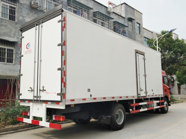 (Comprimento: 7,4 metros) Caminhão refrigerado Liberation Dragon V com ponte única