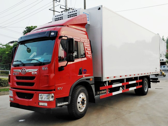 (Comprimento: 7,4 metros) Caminhão refrigerado Liberation Dragon V com ponte única