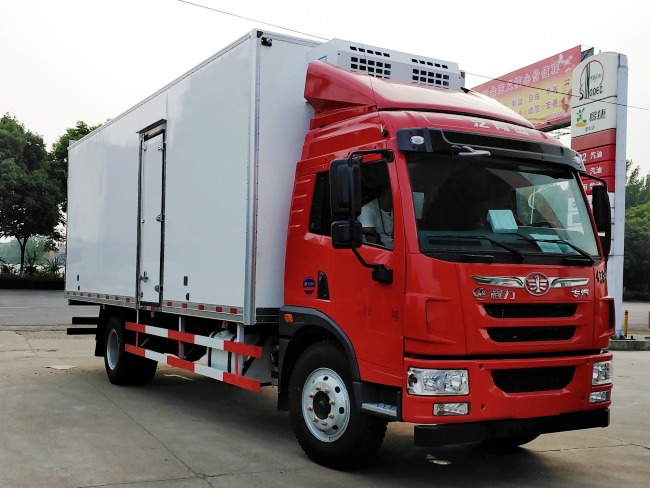 (Comprimento: 7,4 metros) Caminhão refrigerado Liberation Dragon V com ponte única