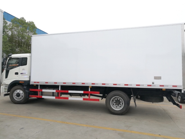 (Comprimento: 6,8 metros) Caminhão refrigerado Foton Rivo