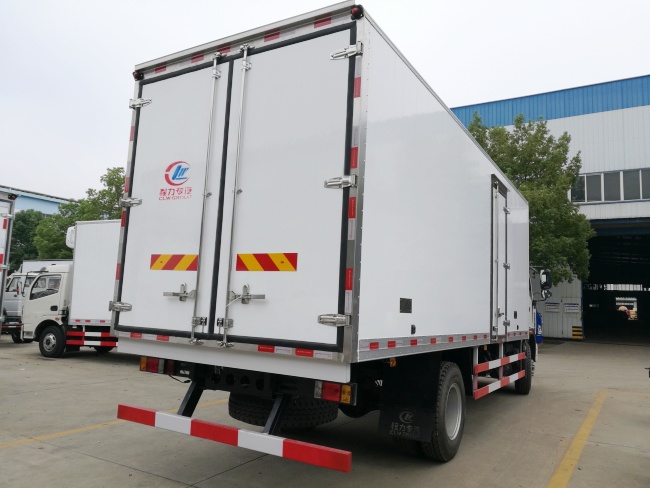 (Comprimento: 6,8 metros) Caminhão refrigerado Foton Rivo