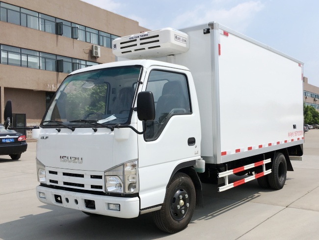 (Tamanho: 4,1 metros) Caminhão Refrigerado Qingling / Isuzu