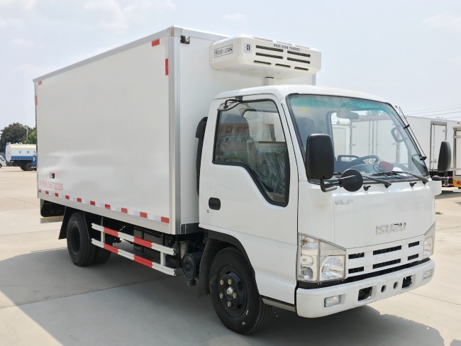 (Tamanho: 4,1 metros) Caminhão Refrigerado Qingling / Isuzu