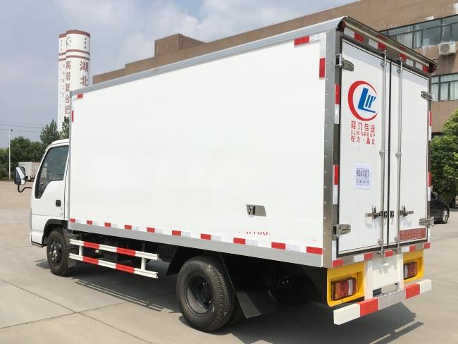 (Tamanho: 4,1 metros) Caminhão Refrigerado Qingling / Isuzu