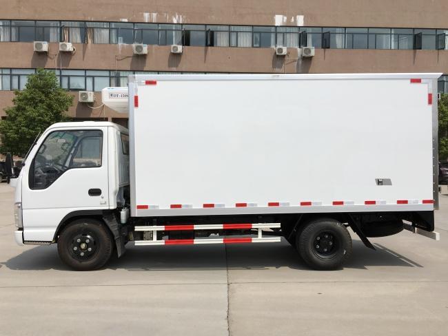 (Tamanho: 4,1 metros) Caminhão Refrigerado Qingling / Isuzu