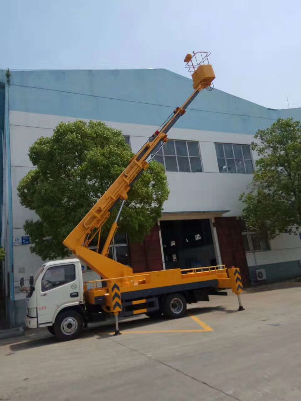 (12-18 metros) Plataforma de Trabalho Aéreo telescópica Dongfeng com cabine única