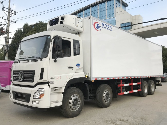 (Comprimento: 9,4 metros) Caminhão refrigerado Dongfeng Tianlong com quatro eixos à frente e oito eixos à ré