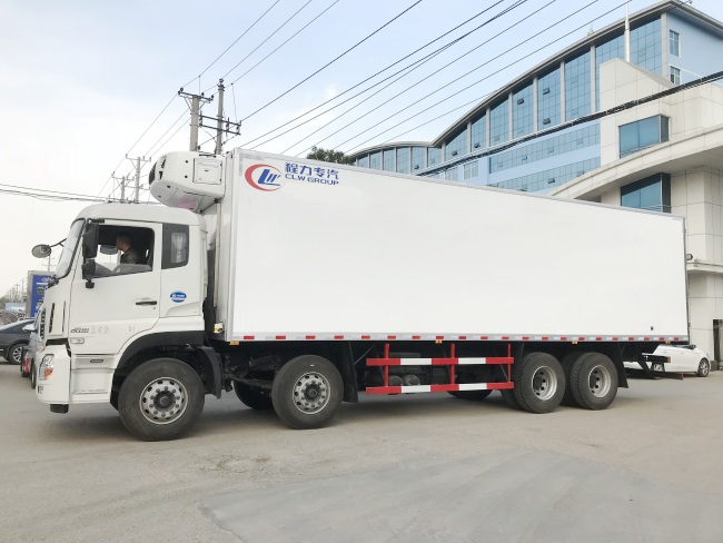 (Comprimento: 9,4 metros) Caminhão refrigerado Dongfeng Tianlong com quatro eixos à frente e oito eixos à ré