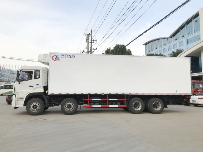 (Comprimento: 9,4 metros) Caminhão refrigerado Dongfeng Tianlong com quatro eixos à frente e oito eixos à ré