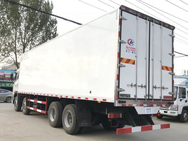 (Comprimento: 9,4 metros) Caminhão refrigerado Dongfeng Tianlong com quatro eixos à frente e oito eixos à ré
