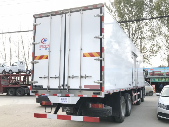 (Comprimento: 9,4 metros) Caminhão refrigerado Dongfeng Tianlong com quatro eixos à frente e oito eixos à ré