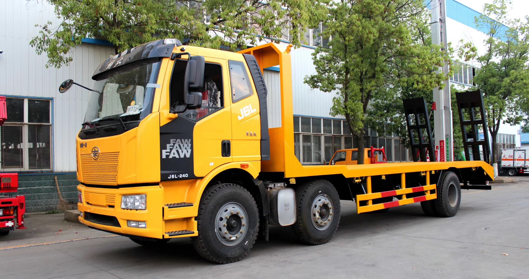 Caminhão pequeno de três eixos 6X2 para transporte de chão plano [15-25 toneladas]