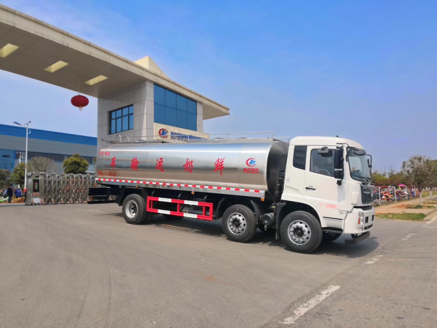 Veículo de transporte de leite fresco Dongfeng Tianlong 15 toneladas