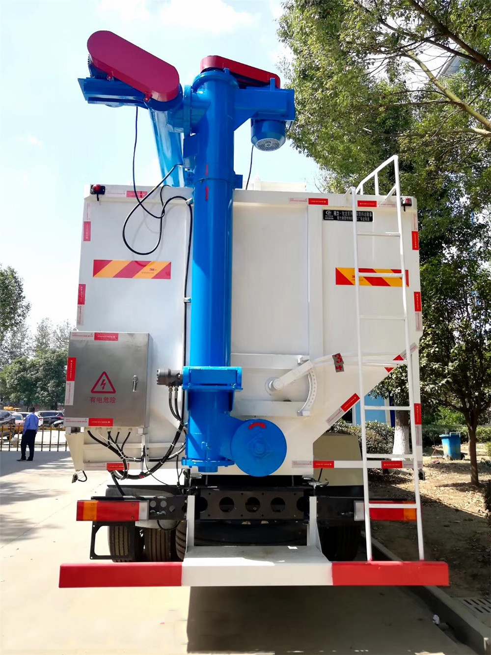 Veículo de transporte de alimentação em massa Dongfeng Tianlong dianteiro-quatro traseiro-oito [40 m³]