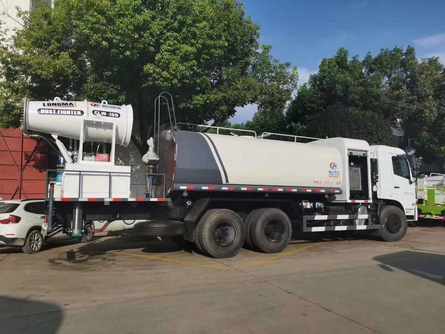 Veículo de Controle de Poeira Multifuncional com Rodas Traseiras Duplas de 16 Cubicos Acoplado no Chassi da Dongfeng