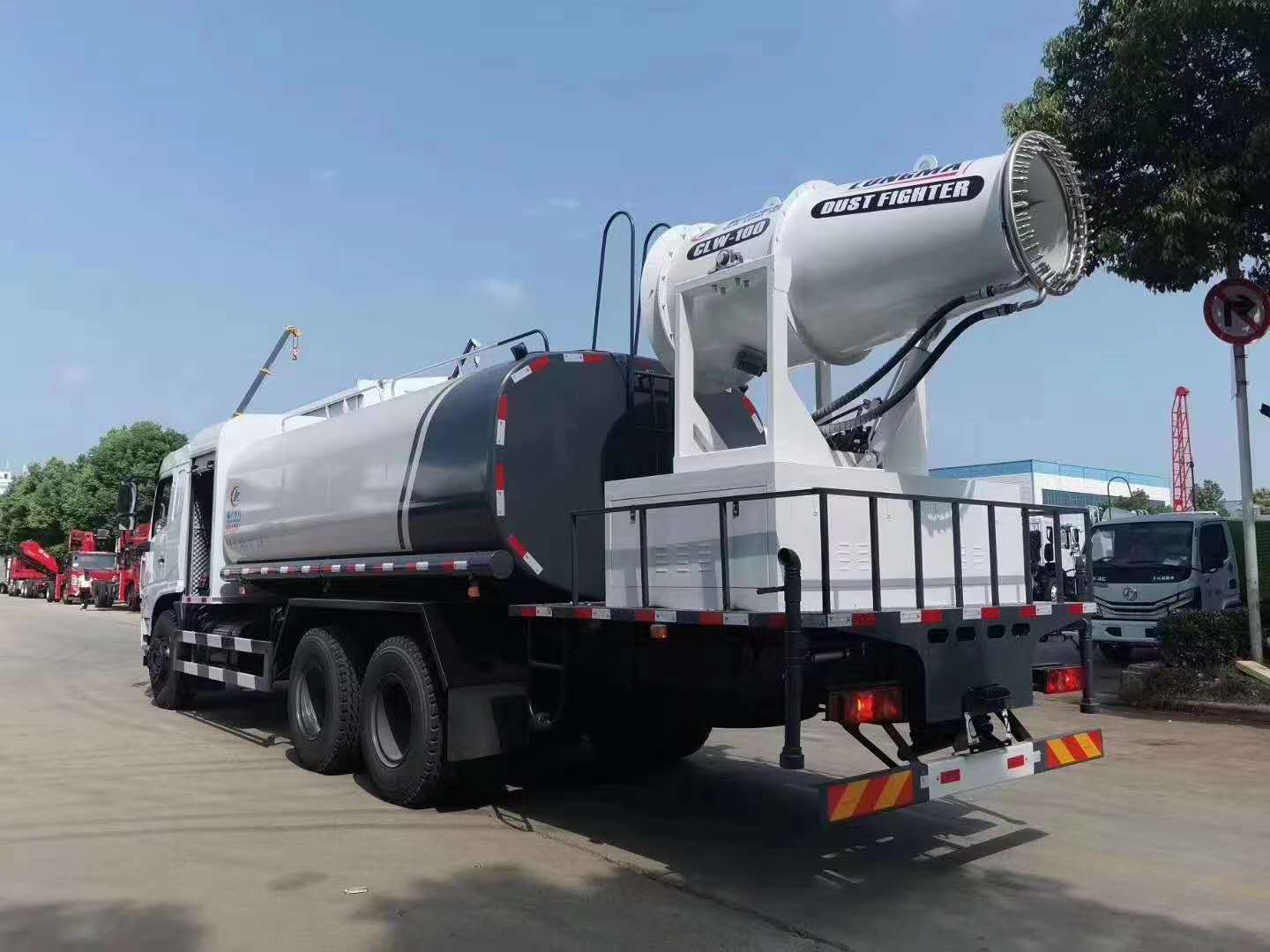 Veículo de Controle de Poeira Multifuncional com Rodas Traseiras Duplas de 16 Cubicos Acoplado no Chassi da Dongfeng