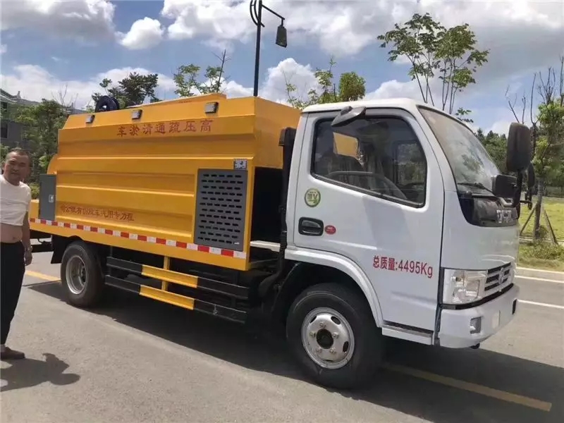 Veículo de Limpeza e Desobstrução de Tubulações de Esgoto da Cidade Dongfeng
