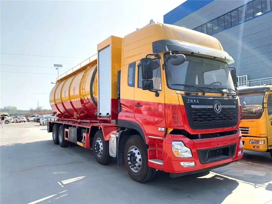 Veículo Dongfeng Tianlong com motor auxiliar para limpeza e remoção de poeira