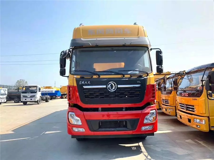 Veículo Dongfeng Tianlong com motor auxiliar para limpeza e remoção de poeira