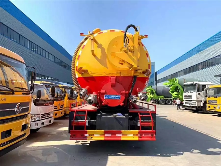 Veículo Dongfeng Tianlong com motor auxiliar para limpeza e remoção de poeira