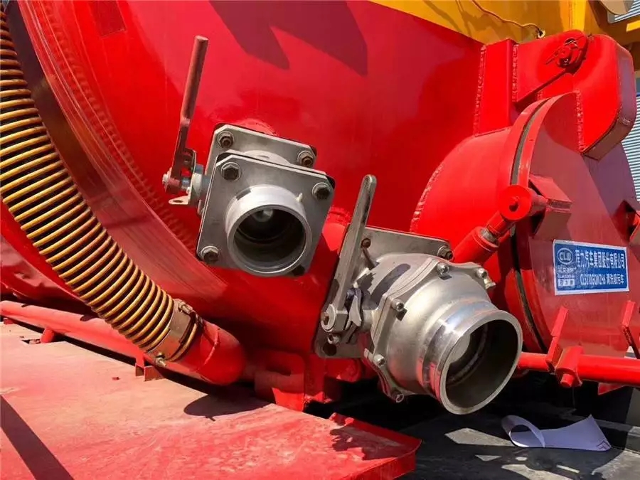 Veículo Dongfeng Tianlong com motor auxiliar para limpeza e remoção de poeira