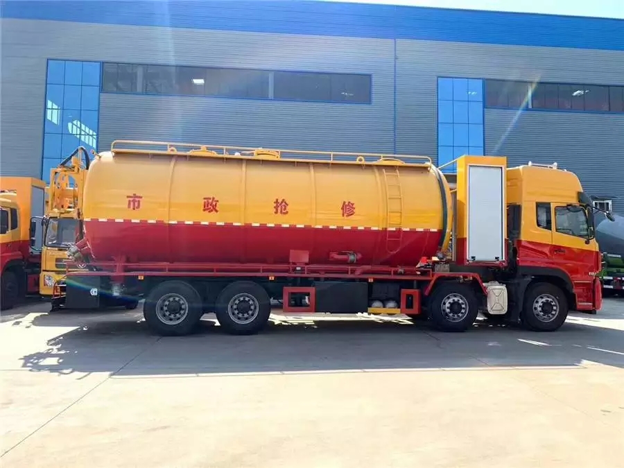 Veículo Dongfeng Tianlong com motor auxiliar para limpeza e remoção de poeira